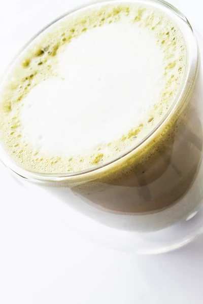 Quente matcha chá verde latte isolado no fundo branco — Fotografia de Stock