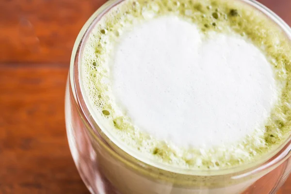 Chá verde matcha quente latte em vidro — Fotografia de Stock