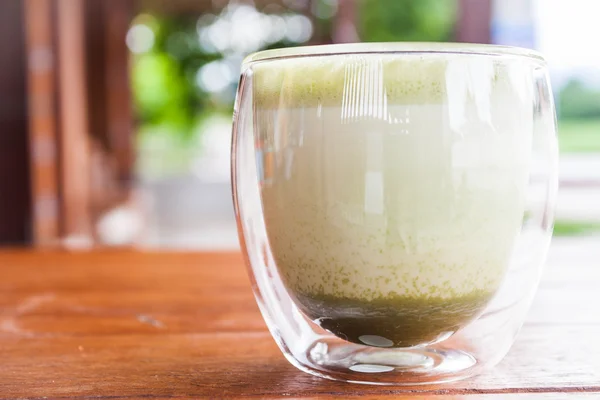 Quente matcha chá verde latte servindo no café — Fotografia de Stock