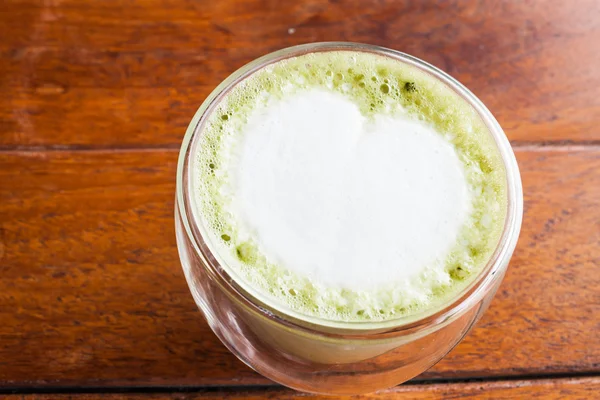 Chá verde matcha quente latte na mesa de madeira — Fotografia de Stock