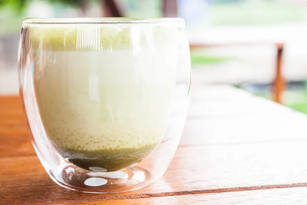 Glas varma matcha grönt te latte på coffee shop — Stockfoto