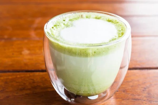 Heißer Matcha Grüner Tee Latte Glas mit Milchmikroschaum — Stockfoto