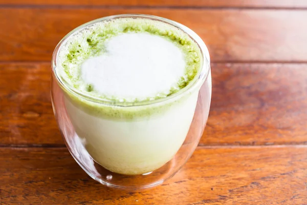 Glas warme matcha groene thee latte met melk microfoam — Stockfoto