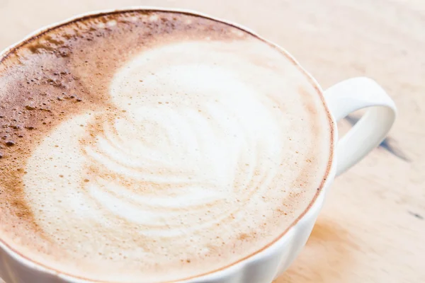 Frei gießen heißen Kaffee Latte Art Tasse aus nächster Nähe — Stockfoto