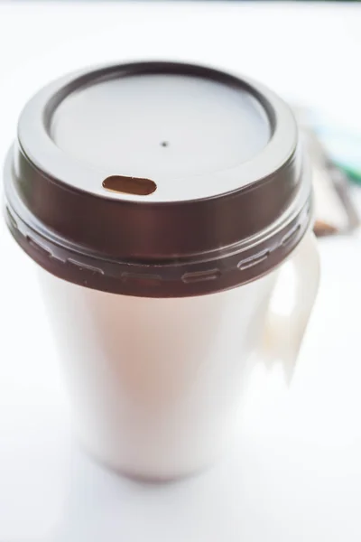 Kaffee in Pappbecher mit Zuckerverpackungen auf weißem Hintergrund — Stockfoto