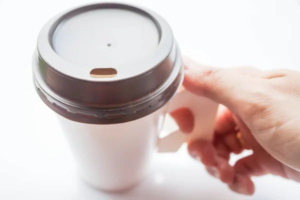 Bebida caliente con espresso en taza de papel —  Fotos de Stock