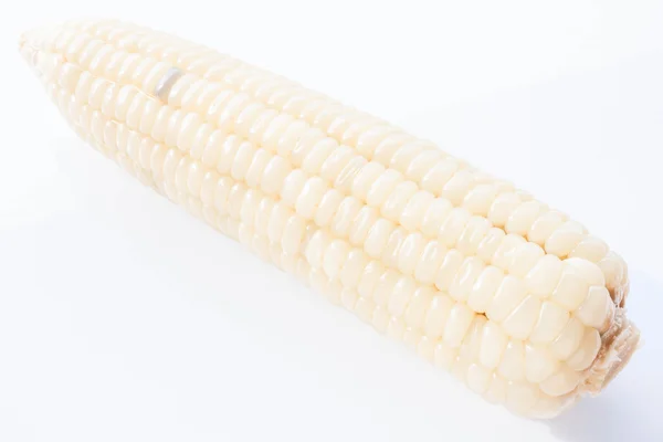 Mazorcas de maíz cocidas amarillas aisladas sobre fondo blanco —  Fotos de Stock