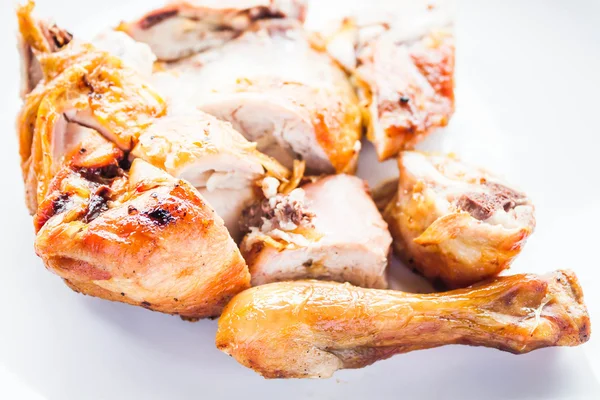 Ayam panggang disajikan di piring putih — Stok Foto