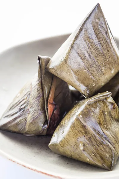 Cerca del postre de la pirámide de masa rellena —  Fotos de Stock