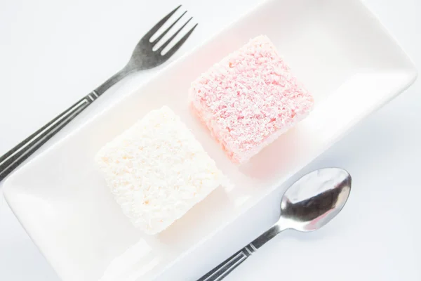 粉红和白色的拉明顿海绵蛋糕 — 图库照片