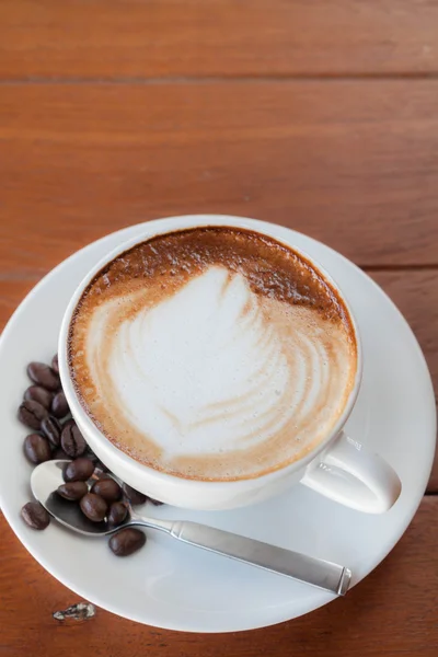 Tasse heißen Caffe Latte mit Kaffeekorn — Stockfoto