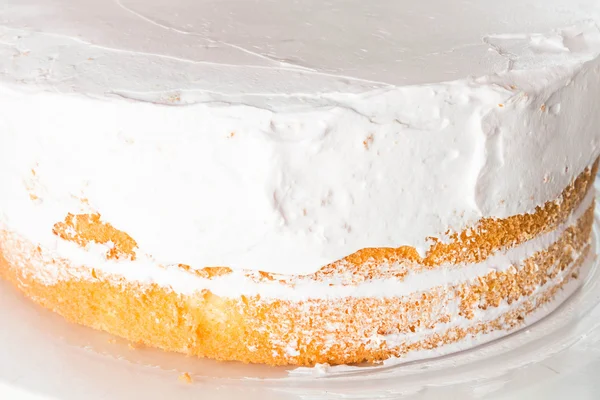 Vanille spons cake versieren met slagroom — Stockfoto