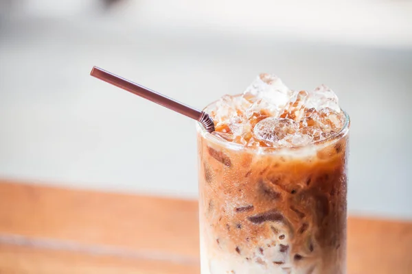 Glas van koude koffie latte met ijsblokjes omhoog sluiten — Stockfoto