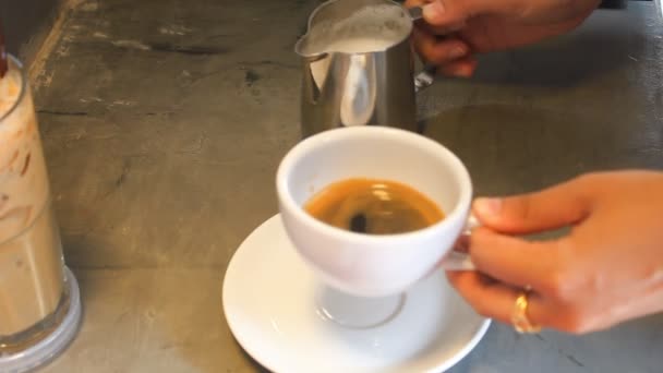 Heta café latte art — Stockvideo