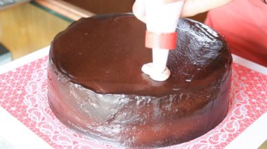 çırpılmış kremalı çikolatalı kek dekorasyon