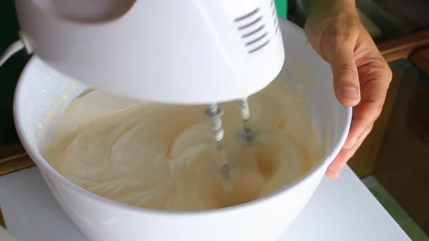 Piekarz wymieszane mąki z ręką mikser maszyny — Wideo stockowe