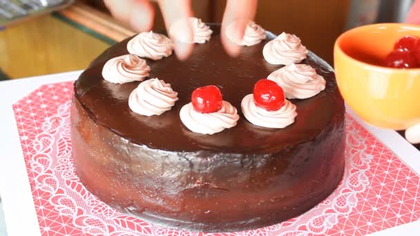 Κόκκινο κεράσι κάλυμμα για τα κέικ σοκολάτας — Αρχείο Βίντεο