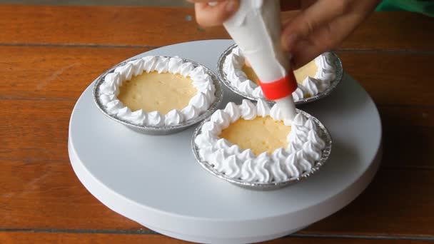 Topping crema batida en pastel de queso casero — Vídeos de Stock