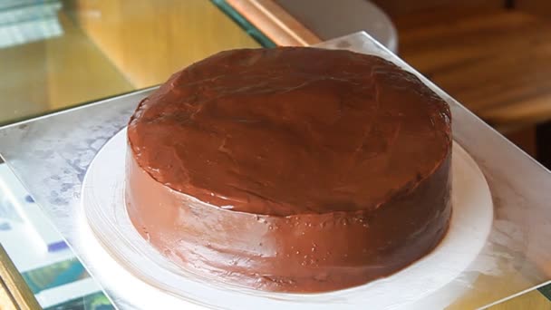 Отношение симметрии кусочка шоколадного торта к инструменту измерения — стоковое видео
