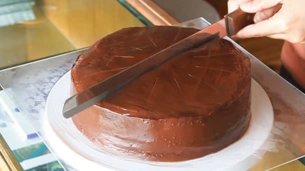 Резание шоколадного торта — стоковое видео