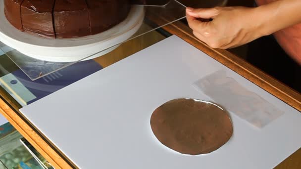 Pedaço de embalagem de bolo de chocolate preparar para servir — Vídeo de Stock