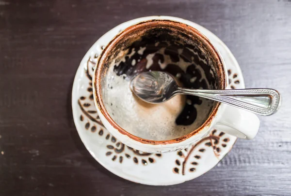 Trinken aus heißem Espressotasse auf Holztisch — Stockfoto