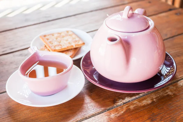 Taza caliente de té con tetera — Foto de Stock