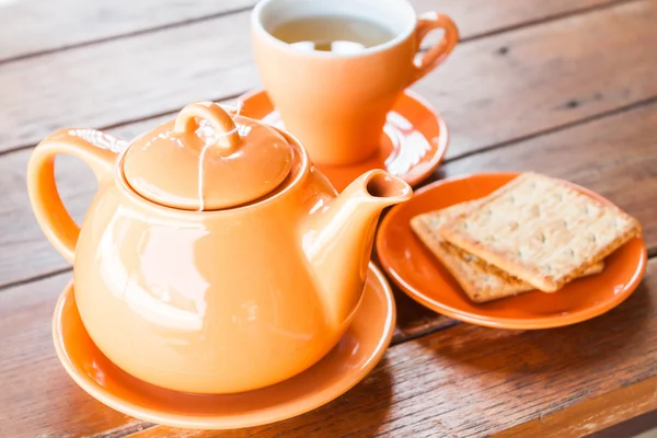熱いお茶のカップとクラッカー — ストック写真