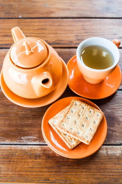 クラッカーと熱いお茶のカップのトップ ビュー — ストック写真
