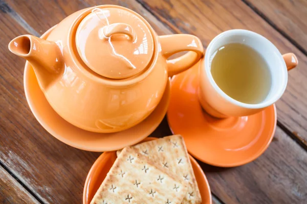 Heiße Teekanne mit Tasse und Cracker — Stockfoto