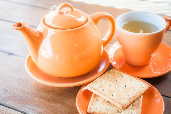 Heiße Teekanne und Keramiktasse — Stockfoto