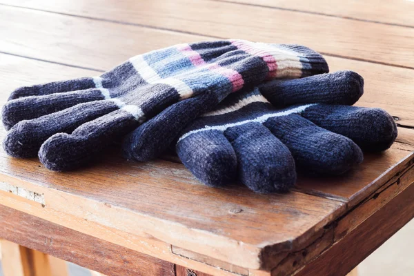 Rękawiczki zimowe na stół z drewna z bliska — Zdjęcie stockowe