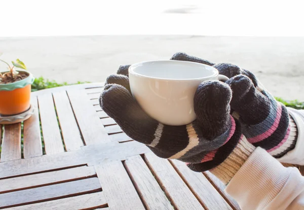 Taza caliente de café en invierno —  Fotos de Stock