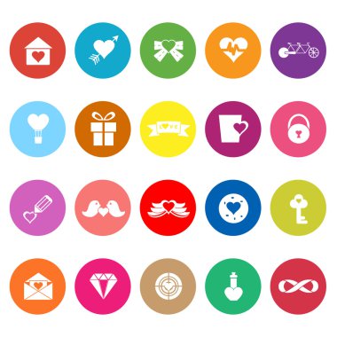 düz beyaz arka plan üzerinde simgeler sevgi ve kalp