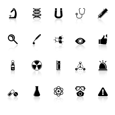 Beyaz arka plan üzerinde bilim simgeleri ile yansıtmak