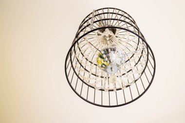 Kristal avize antika evde dekore edilmiştir.