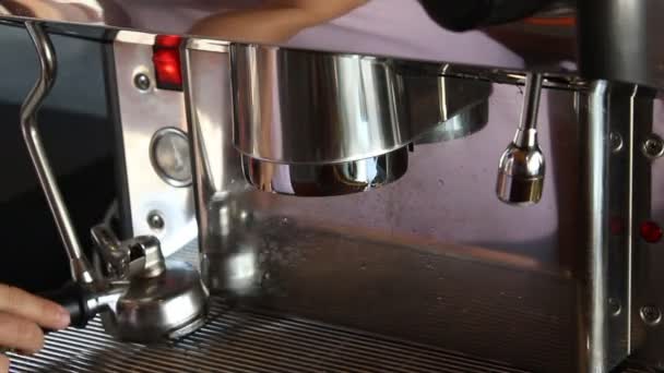 Grupo de limpieza de cepillos de la máquina de café expreso — Vídeo de stock
