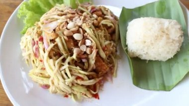 yapışkan pirinç ile Baharatlı yeşil mango salatası