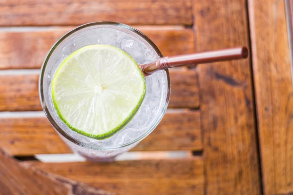 Склянка з крижаного лимонного соку крупним планом — стокове фото