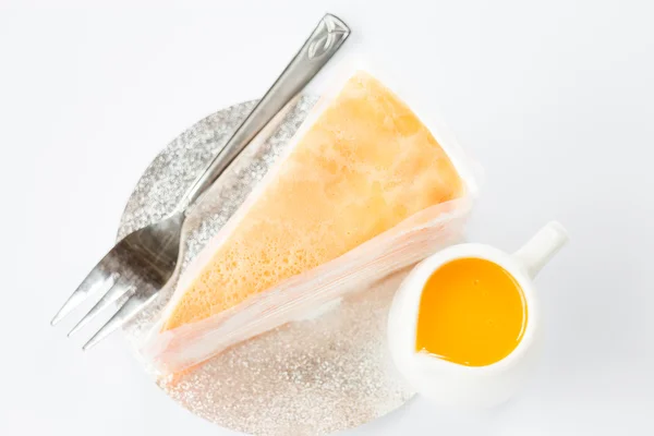 Bolo de crepe com molho de laranja vista superior sobre fundo branco — Fotografia de Stock