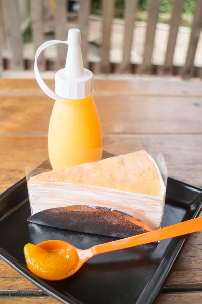 Geranselde room crêpe cake met oranje saus — Stockfoto