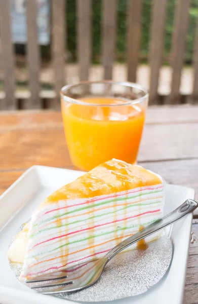 Pisang karamel kue crepe dan jus jeruk segar — Stok Foto