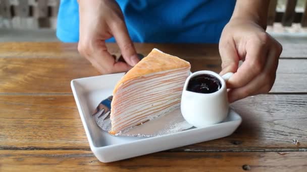 Baker fazer cobertura de bolo de crepe laranja — Vídeo de Stock