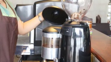 Barista kahve çekirdekleri taşlama stok video döktü