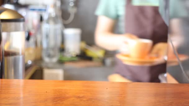 Barista kávézóban szolgáló csésze eszpresszó