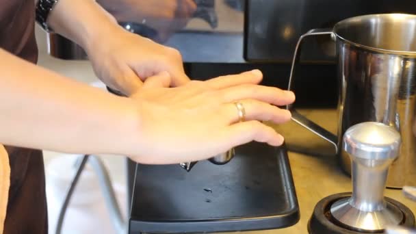 Barista Tamping Fresh Ground café Stock Video — Vídeo de Stock