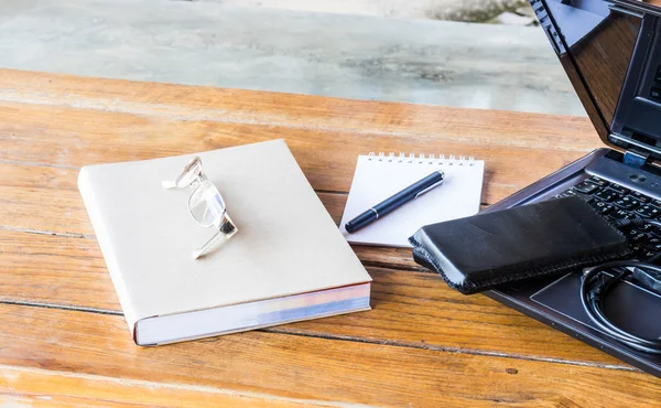 Waar werktafel met laptop en stationaire — Stockfoto