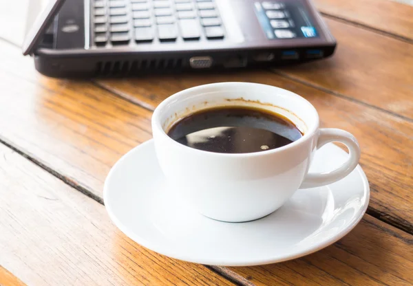 Εύκολη ποτό φλιτζάνι καφέ στην εργασία — Φωτογραφία Αρχείου