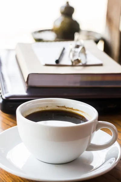 Чашка свежего кофе на работе — стоковое фото