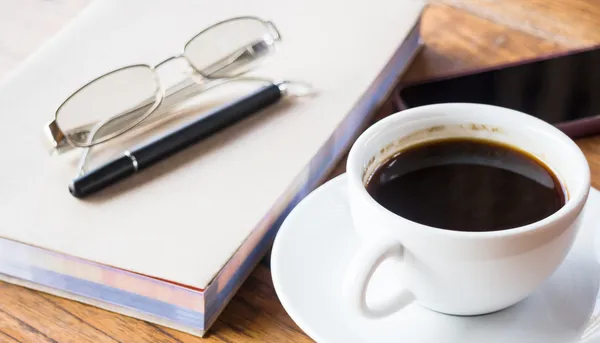 Tiempo relajado beber taza caliente de café —  Fotos de Stock